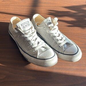 Grey converse all star tennis shoes. Men’s size 5, women’s size 7.